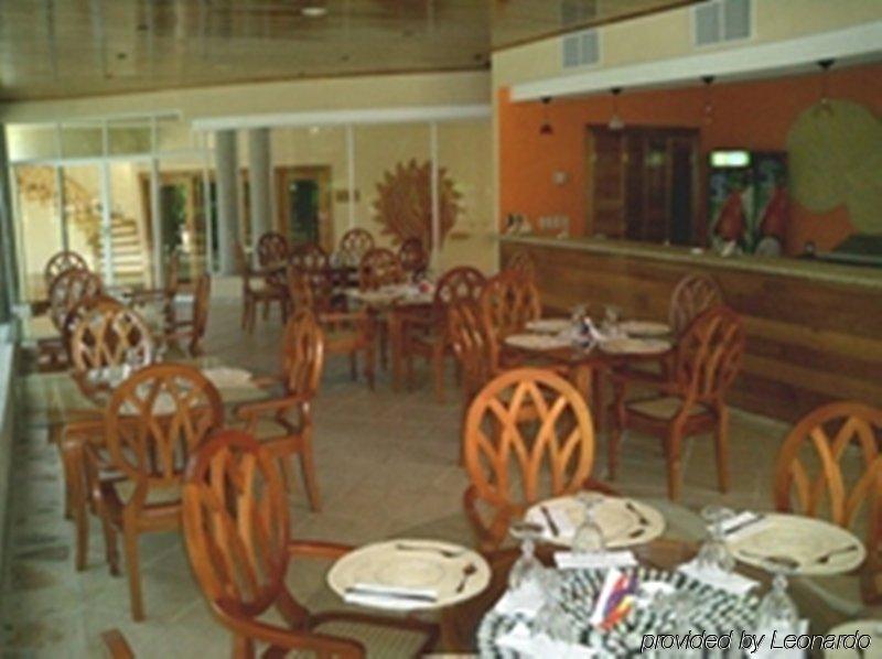 Hotel Vistamar Beachfront Resort & Conference Center Почоміл Ресторан фото